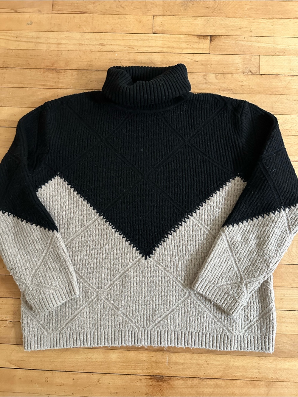 Hyacinth House Women's Two-Tone Black & Cream Turtleneck Sweater